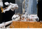 Astronauti při práci u Hubblova dalekohledu. Astronauti při práci u Hubblova dalekohledu.
