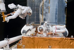 Astronauti při práci u Hubblova dalekohledu. 