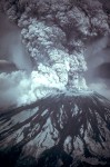 Karbonylsulfid se do atmosféry dostává sopečnou činností. autor: Austin Post, USGS