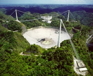 Slavný radioteleskop Arecibo (Portoriko). Jeho průměr je 305 m. Proslavil se mimo jiné jako objevitel první exoplanety u pulsaru a v současné době je zdrojem dat pro projekt SETI.