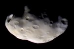 Měsíc Pandora na snímku ze sondy Cassini