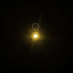 Hvězda HR 8799 a exoplaneta HR 8799 c (v kroužku) pohledem dalekohledu VLT.