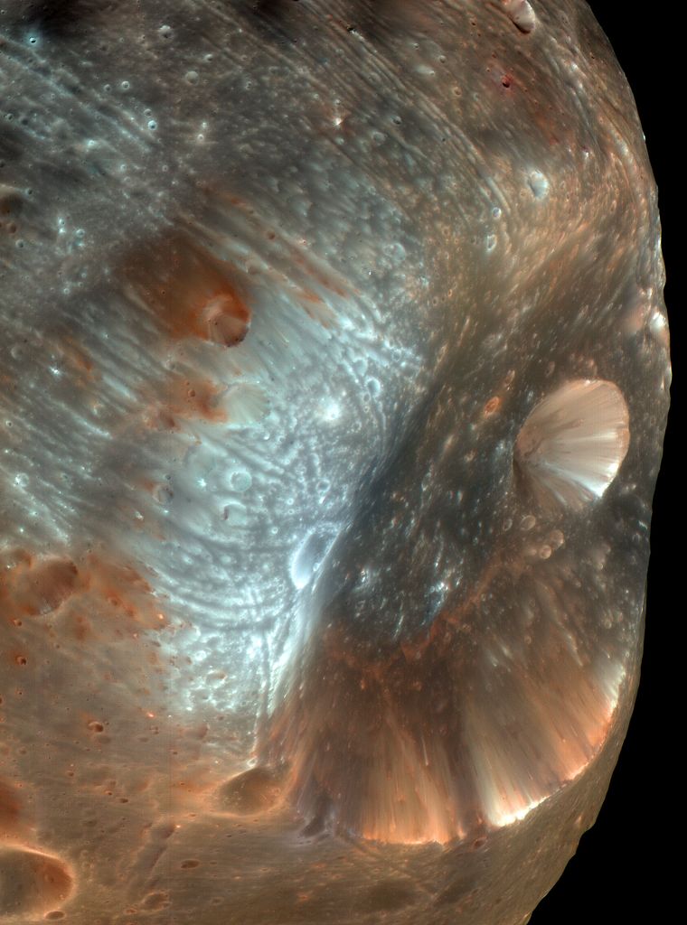 Detailní pohled na měsíc Phobos. 