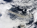 Vlečka popela ze sopky Eyjafjallajökull na snímku z družice Terra ve čtvrtek 15. dubna 2010. Autor: NASA