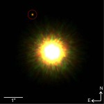 Mateřská hvězda 1RXS1609 a její planetární průvodce na snímku v blízké infračervené části spektra z roku 2008. Credit: Gemini Observatory