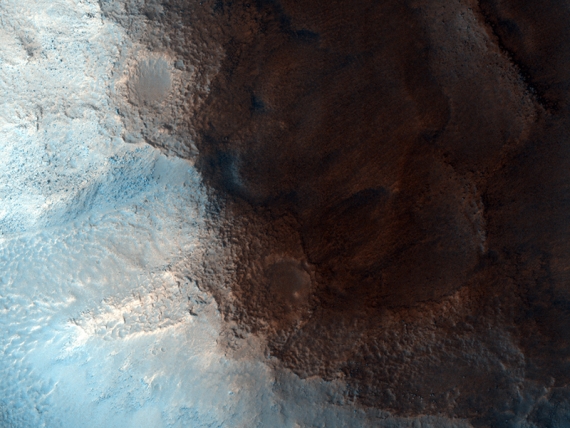 tvar_mars_mro Na nejnovější fotografii byste tvář na Marsu asi nepoznali. Credit: NASA/JPL/University of Arizona