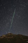Na fotografii není jasný meteor ale hned pět laserových paprsků, které vysoko v atmosféře vytvoří umělé hvězdy. Credit: Michael Hart