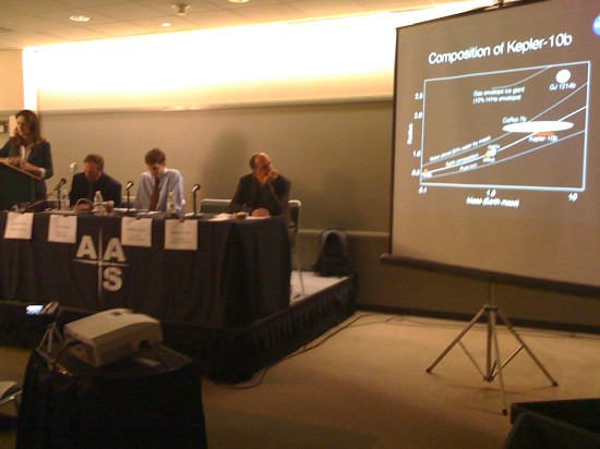 Tisková konference NASA, na které byl oznámen objev exoplanety Kepler-10 b. Vpravo sedí za stolem přední odborník na exoplanety Geoffrey Marcy, členka týmu Kepler - Natalie Batalha hovoří za pultíkem. Na plátnu srovnání Kepler-10 b s ostatními kamennými planetami. Credit: Pavel Machálek 