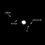 Jupiter a jeho čtyři největší měsíce z kamery sondy Messenger. Credit: NASA