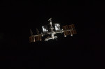Mezinárodní kosmická stanice při pohledu z raketoplánu Atlantis během jeho příletu k vesmírnému komplexu. Credit: NASA