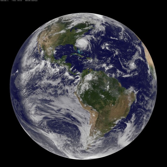 Snímek byl pořízen v pátek 26. srpna v 16:45 našeho času. Hurikán Irene měl v té době průměr přes 800 km. Credit: NOAA, NASA