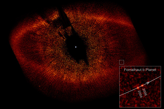 Disk u hvězdy Fomalhaut a pozice možné planety v letech 2004 a 2006. Právě na základě těchto snímků byl objev Fomalhaut b uznán. Credit: NASA