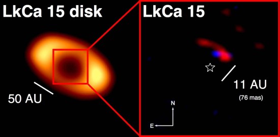Vlevo: disk u hvězdy LkCa 15 s výraznou mezerou o velikosti více než 50 AU. Vpravo: část disku na složeném snímku, kde modrá barva odpovídá vlnové délce 2,1 mikrometrů (zřejmě planeta), červená odpovídá 3,1 mikrometrů (studený oblak plynu). Vyznačeno je také umístění hvězdy, která je odstíněna. Credit: Kraus & Ireland 2011
