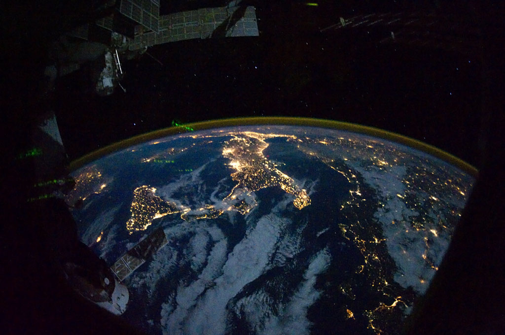 Část Evropy v noci při pohledu z Mezinárodní kosmické stanice. Credit: NASA