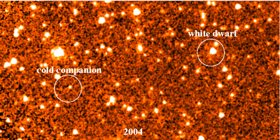 hnedy_trpaslik_kompilace Snímky z dalekohledu Spitzer z let 2004 a 2009. Kroužky jsou označení bílí trpaslík (white dwarf) a chladný hnědý trpaslík (cold companion). Credit: Kevin Luhman, Penn State University, October 2011