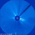 Kometa C/2011 W3 (Lovejoy) u Slunce na snímku z koronografu LASCO C3. Samotný disk slunce je odstíněn a znázorněn bílým kruhem. Credit: NASA/ESA