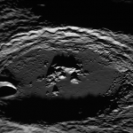 Docela velký kráter Amaral (109 km) na snímku s rozlišením 80 m/pixel. Kráter byl pojmenován teprve v roce 2008 po prvním průletu sondy Messenger okolo Merkuru. Tarsila do Amaral byla brazilská malířka. Credit: NASA/Johns Hopkins University Applied Physics Laboratory/Carnegie Institution of Washington