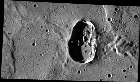Kdyby měl Merkuru atmosféru, na jeho povrchu byl optimální tlak atd., mohli bychom v tomto kráteru udělat docela pěkné koupaliště nebo přehradu, že? Docela zajímavý geologický útvar má na délku 33 km. Jeho vznik ale nikterak záhadný není, to jen kosmický projektil dopadl na povrch Merkuru pod ostrým úhlem. Credit: NASA/Johns Hopkins University Applied Physics Laboratory/Carnegie Institution of Washington 