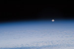 Západ Měsíce z paluby ISS. Credit: NASA