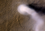 Prašný vír nad povrchem Marsu sahající do výšky 20 km. Snímek pořídila 14. března 2012 sonda Mars Reconnaissance Orbiter. Zdroj: NASA.