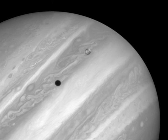 Měsíc Io a jeho stín v atmosféře Jupiteru. Autor: J. Spencer (Lowell Observatory), and NASA/ESA