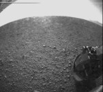 Jedna z prvních fotografií z Curiosity. Všimněte si kolečka vpravo :) Credit: NASA
