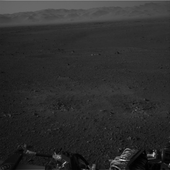 Další snímek z navigační kamery zachycuje hory v pozadí. Credit: NASA, JPL