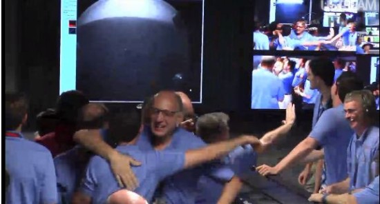 prvni Řídicí středisko a v pozadí první snímky z Marsu! Credit: NASA TV