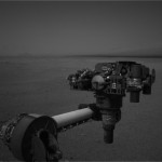 Rameno Curiosity s vědeckým nádobíčkem je "ready" a připraveno na průzkum rudé planety. Credit: NASA