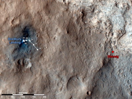 Trasa Curiosity do solu (dny na Marsu) číslo 29, což bylo 4. září. Jednotlivá čísla označují, kde se Curiosity nacházela v jednotlivých solech. Na snímku ze sondy MRO je také místo Glenelg, které je momentálním cílem Curiosity. Na tomto místě se stýkají tři rozdílné geologické vrstvy. Credit: NASA