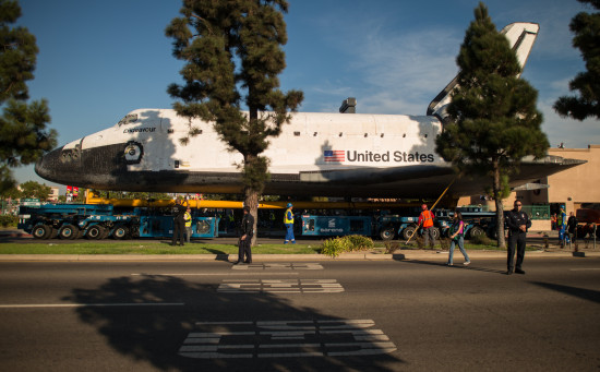 2 Endeavour v LA. Credit: NASA