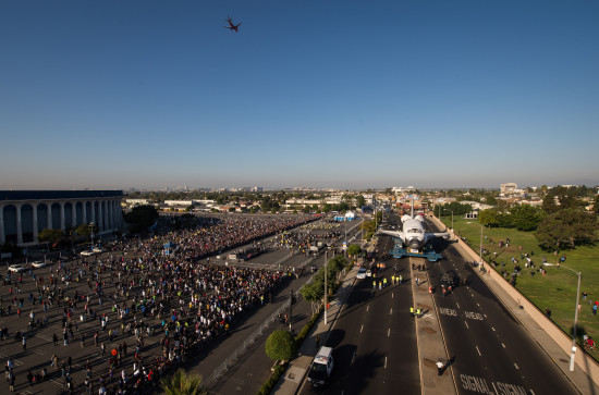 9 Endeavour v LA. Credit: NASA