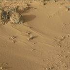 pisek Duna na RAW snímku z Curiosity. Credit: NASA, JPL