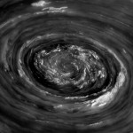 RAW snímek víru v oblasti severního pólu Saturnu. Credit: NASA