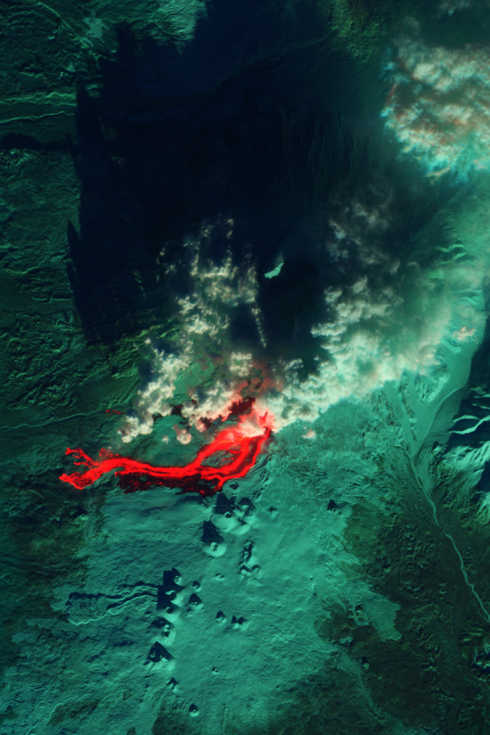 Erupce ruské sopky Tolbačík ve viditelné a infračervené části spektra z družice Earth Observing-1. Credit: NASA, U.S. Geological Survey 