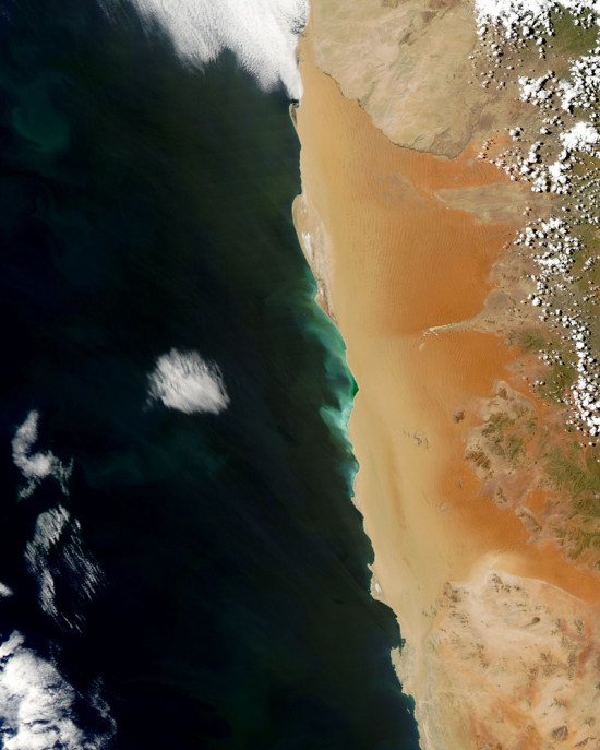 Pobřeží Namibie. Credit: NASA Image courtesy Jeff Schmaltz, LANCE/EOSDIS MODIS Rapid Response Team at NASA GSFC.