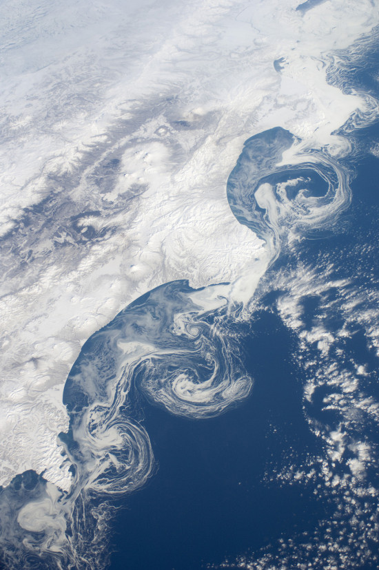 Poloostrov Kamčatka a ledové kry z paluby Mezinárodní kosmické stanice. Credit: NASA