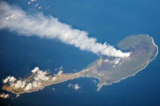 Erupce sopky na ostrově Pagan na snímku z ISS z 15. března. Credit: NASA