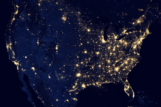 Noční život v USA z družice Suomi NPP. Je patrné, že to žije hlavně na východě a v Kalifornii. Credit: NASA