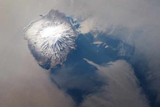 Sopka Alaid na Atlasovově ostrovu v Kurilském souostroví (Rusko) z ISS. Credit: NASA