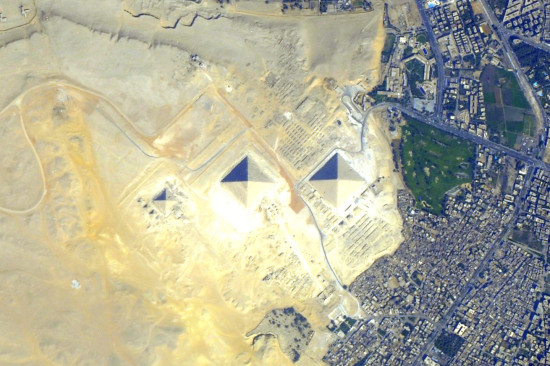 Pyramidy v Gize z ISS. Credit: NASA