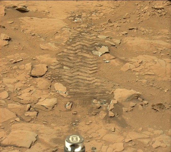 Curiosity není žádný drobeček. Hmotnost roveru je kolem jedné tuny a není proto žádným překvapením, že svými koly drtí menší marsovské kameny. Pro vědce je to doprá zpráva, mohou alespoň prostudovat jejich vnitřní strukturu. 