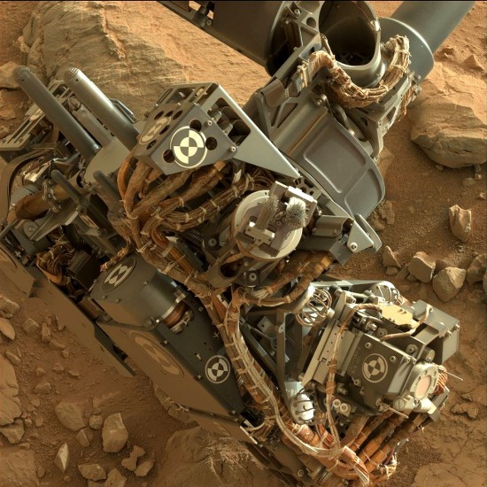 Kontrola kartáče po použití. Credit: NASA