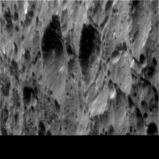 Saturnův měsíc Rhea. Credit: NASA