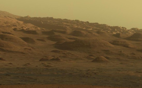 Nově zveřejněné panoráma hory Mount Sharp z Curiosity. Na obrázku je jen malá část, celou fotografii najdete na <a href="http://photojournal.jpl.nasa.gov/jpeg/PIA16769.jpg">photojournal.jpl.nasa.gov</a>