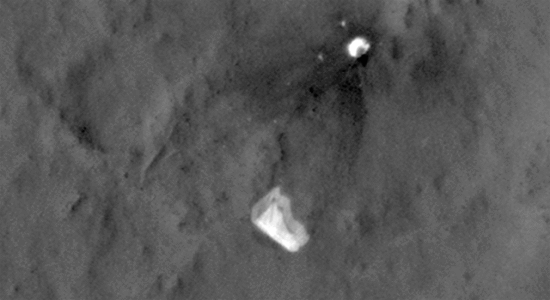 Padák ze sondy Curiosity se třepotá ve větru. Gif animaci spustíte kliknutím na obrázek. Credit: NASA