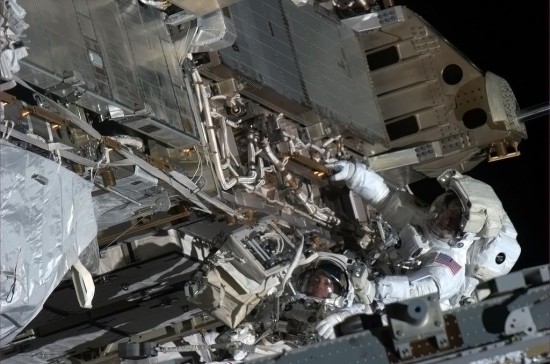 Sobotní výstup do kosmu. Credit:  NASA/CSA/Chris Hadfield.