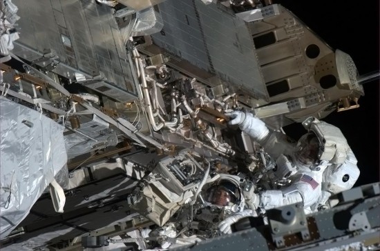 Sobotní výstup do kosmu. Credit: NASA/CSA/Chris Hadfield.