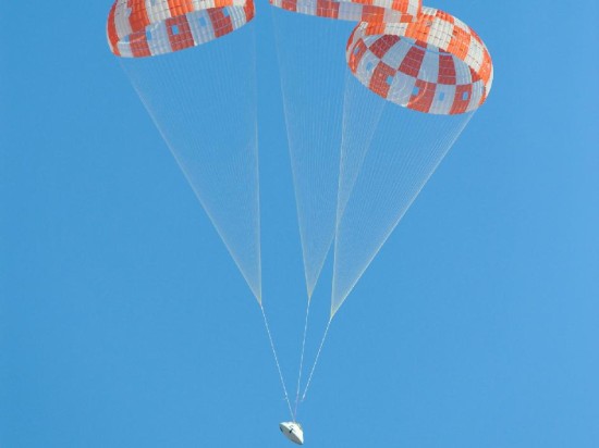 Padáky otevřeny. Tak nějak bude v budoucnu vypadat návrat astronautů ze vzdálených končin vesmíru (asteroidy?). Credit: NASA