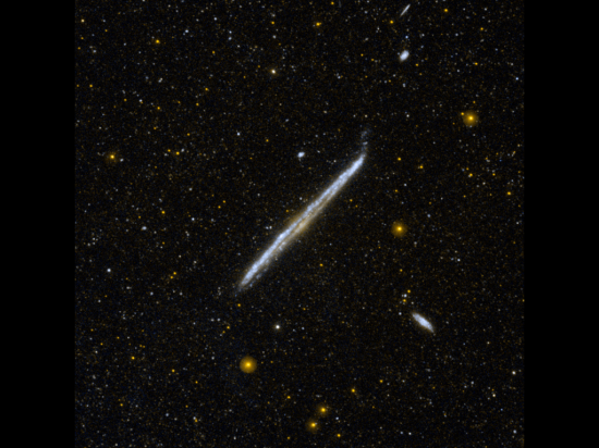Galaxie NGC 4565 v souhvězdí Vlasy Bereniky se nachází asi 50 milionů světelných let od nás. Credit: NASA